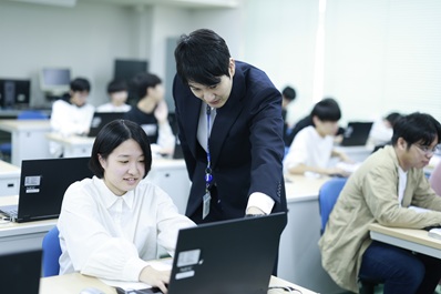 学校法人　電子開発学園九州　KCS北九州情報専門学校 の特長 1