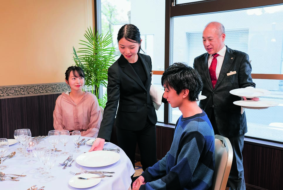 大阪ホテル鉄道&ブライダルビューティー専門学校 の特長 2